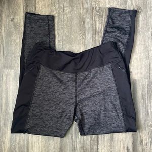 Leggings with zippered pockets